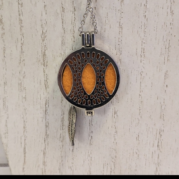 NWT Dreamcatcher Essential Oil Diffuser Women's Necklace - Picture 2 of 3
